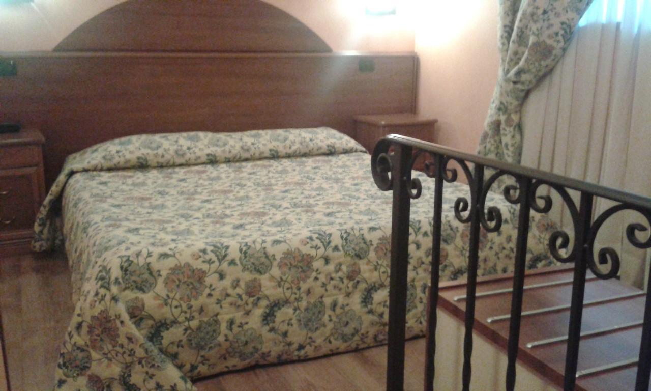 Hotel Cristallo 체레토 라기 객실 사진
