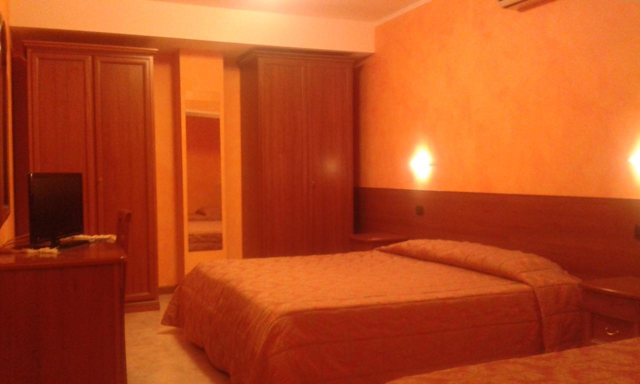 Hotel Cristallo 체레토 라기 외부 사진